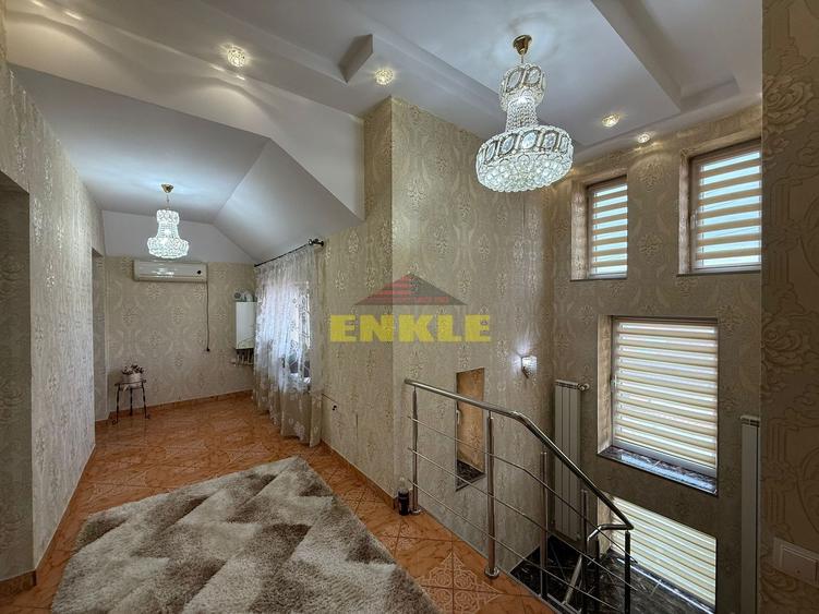 Casă individuală cu 8 camere cu Canalizare în Central