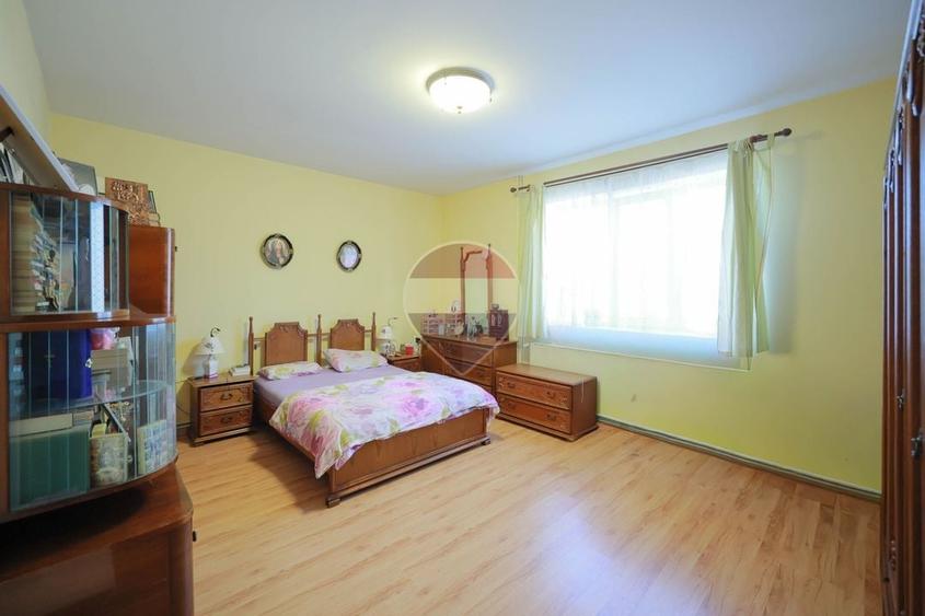 Casă individuală cu 7 camere cu Teren 771 Mp în Sântandrei