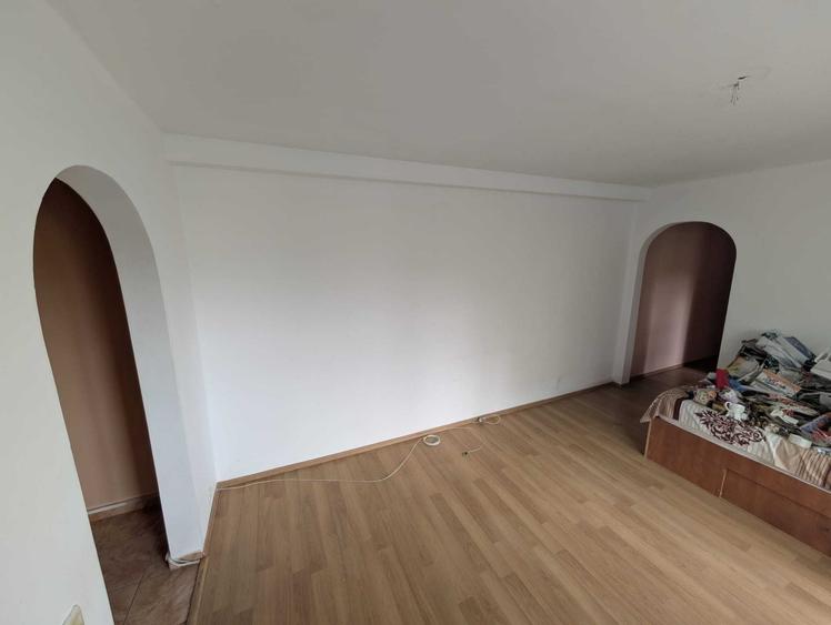 Apartament cu 3 camere semidecomandat în Gorjului