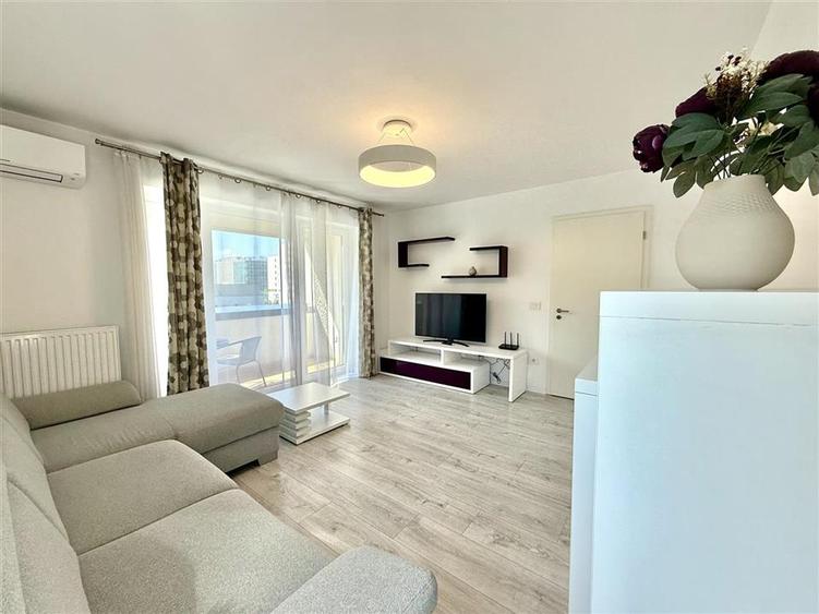 Apartament cu 3 camere decomandat în Tractorul