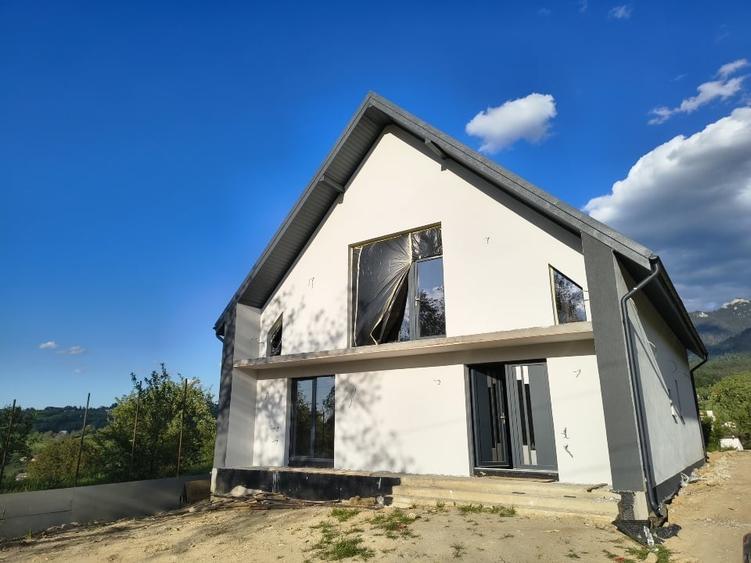 Casă individuală cu 4 camere cu Canalizare în Bran
