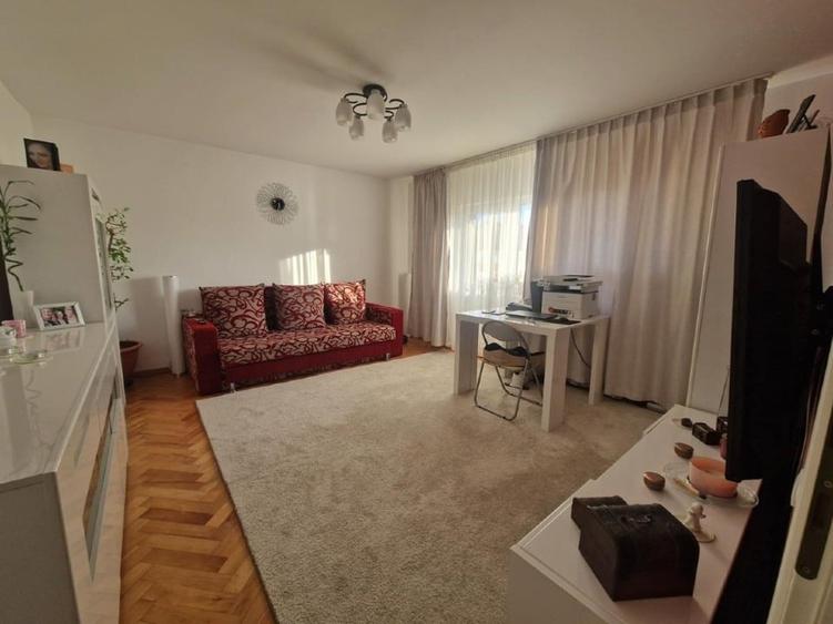 Apartament cu 3 camere decomandat, mobilat în Aradului