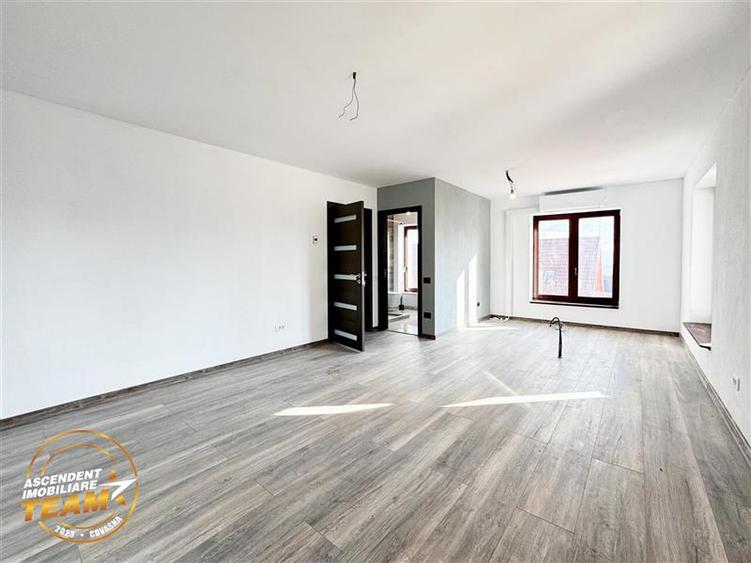 Casă individuală cu 8 camere cu Teren 1348 Mp în Simeria