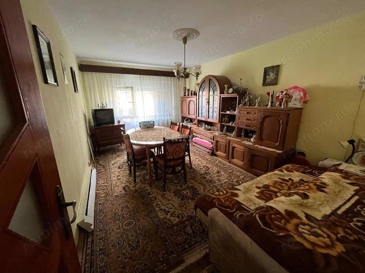 Apartament cu 3 camere decomandat în Est