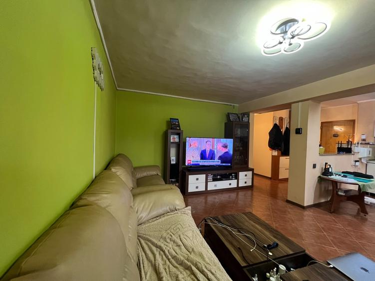 Apartament cu 3 camere decomandat în CET
