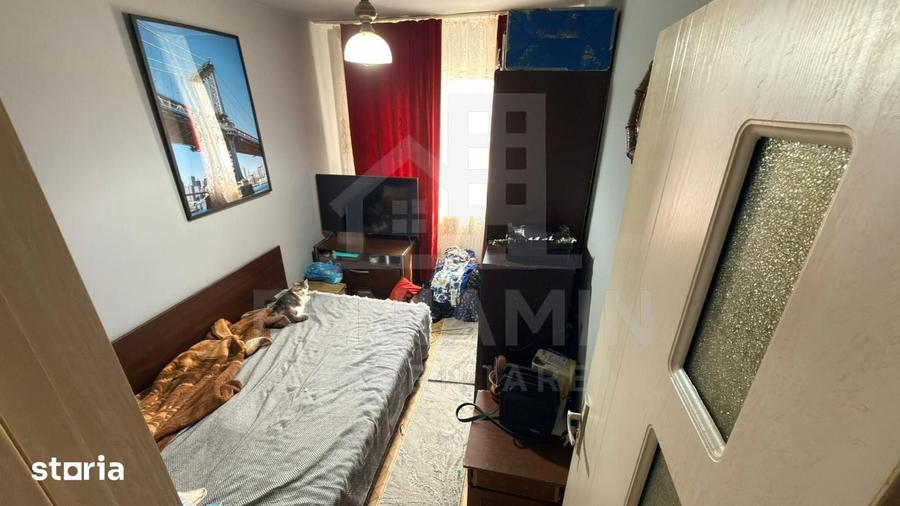 Apartament cu 3 camere semidecomandat în Craiovița Nouă