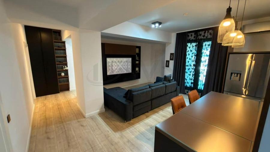 Apartament cu 3 camere semidecomandat în Sisești