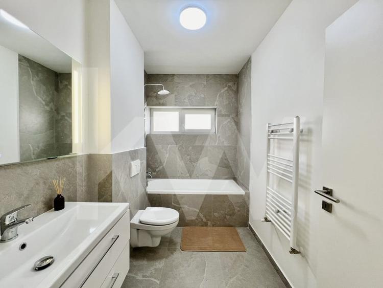 Apartament cu 4 camere decomandat în Cristian