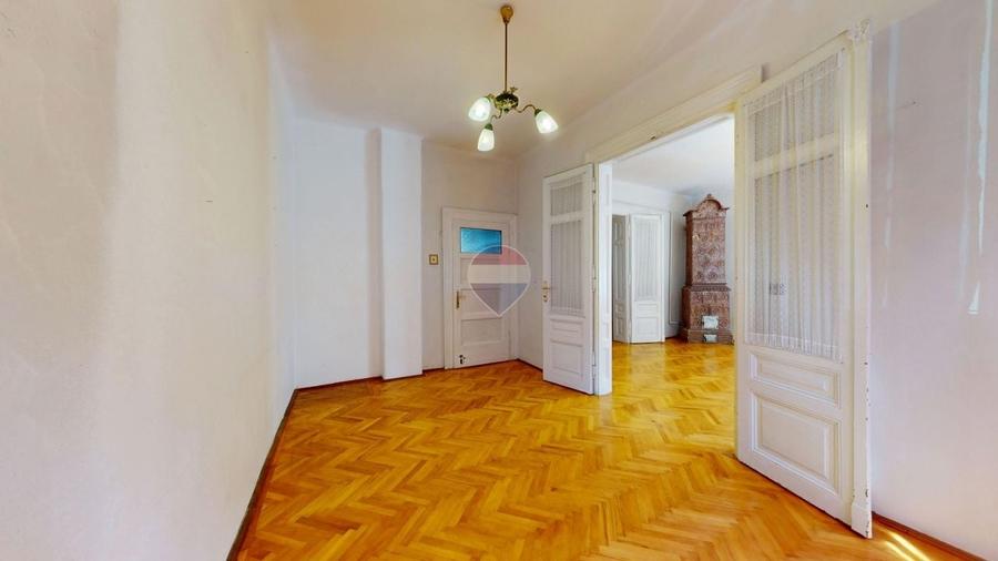 Apartament cu 3 camere semidecomandat în Centrul Istoric