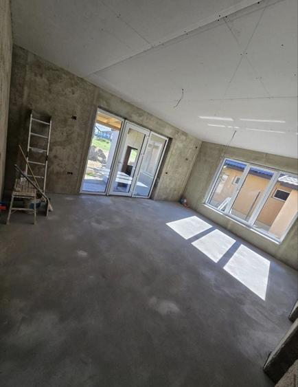 Casă cu 4 camere în Alparea