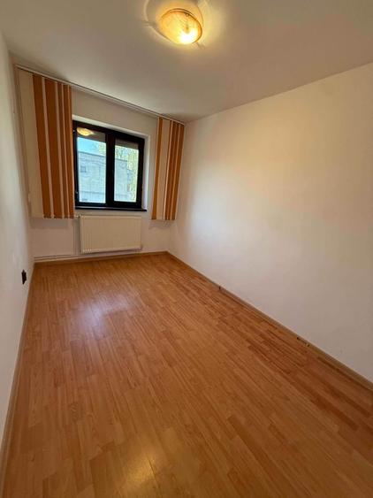 Apartament cu 3 camere semidecomandat în Hipodrom