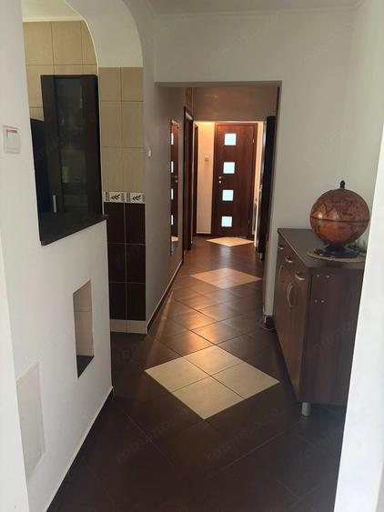 Apartament cu 4 camere semidecomandat în Tineretului