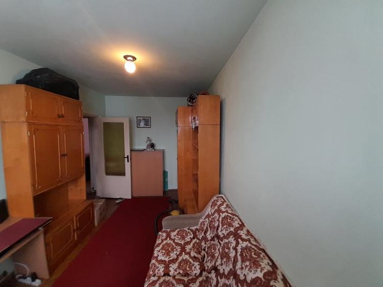 Apartament cu 3 camere decomandat, mobilat în Calea Moldovei