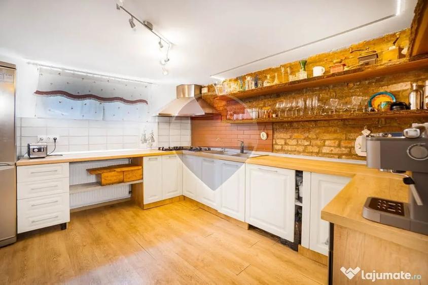 Casă cu 8 camere cu Teren 164 Mp în Brașovul Vechi