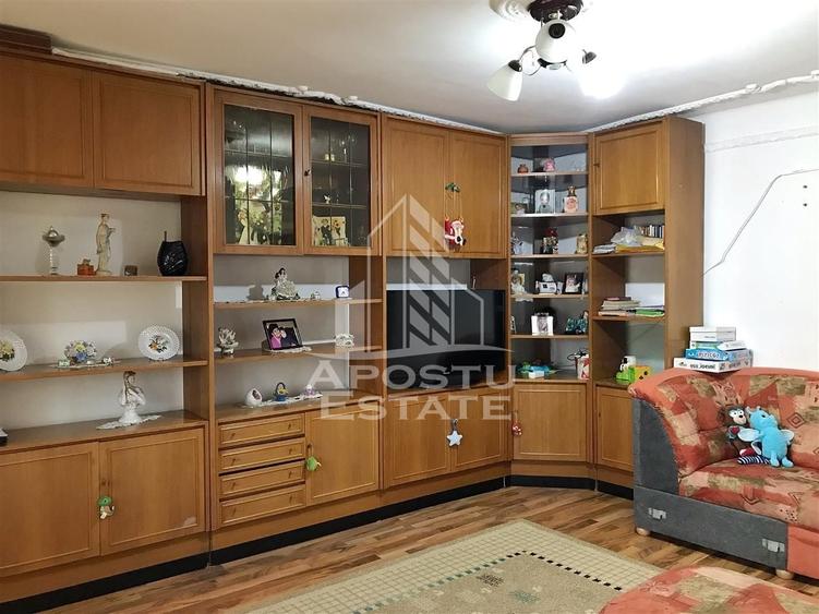 Apartament cu 3 camere decomandat, mobilat în Girocului