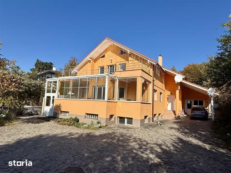 Casă cu 8 camere cu Teren 1337 Mp în Central