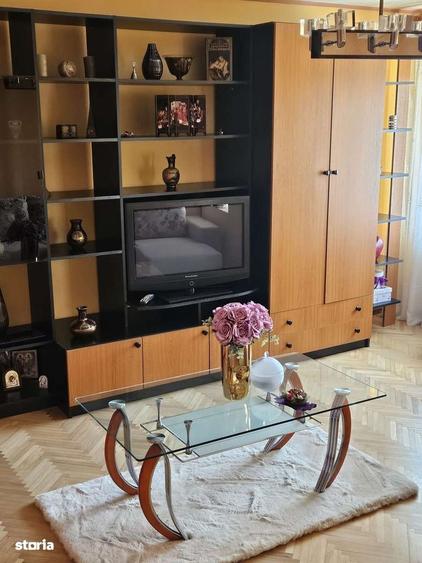 Apartament cu 4 camere decomandat în Central