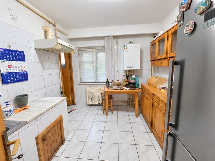 Apartament cu 3 camere decomandat în Vitan