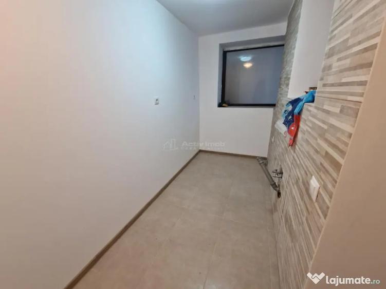 Casă cu 12 camere cu Teren 1000 Mp în Români