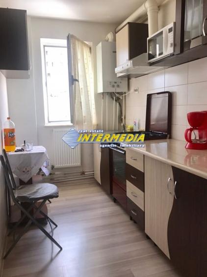 Apartament cu 3 camere semidecomandat, mobilat în Cetate