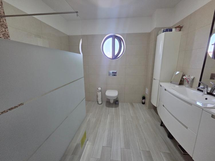Casă individuală cu 5 camere cu Canalizare în Central