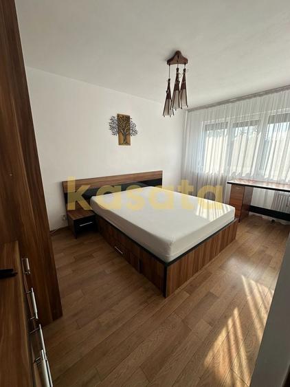 Apartament cu 3 camere semidecomandat, mobilat în Apusului