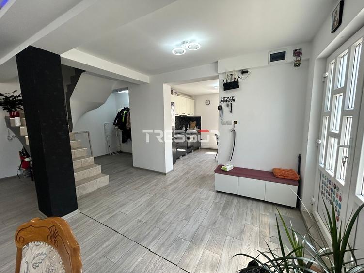 Casă cu 5 camere cu Canalizare în Lumina
