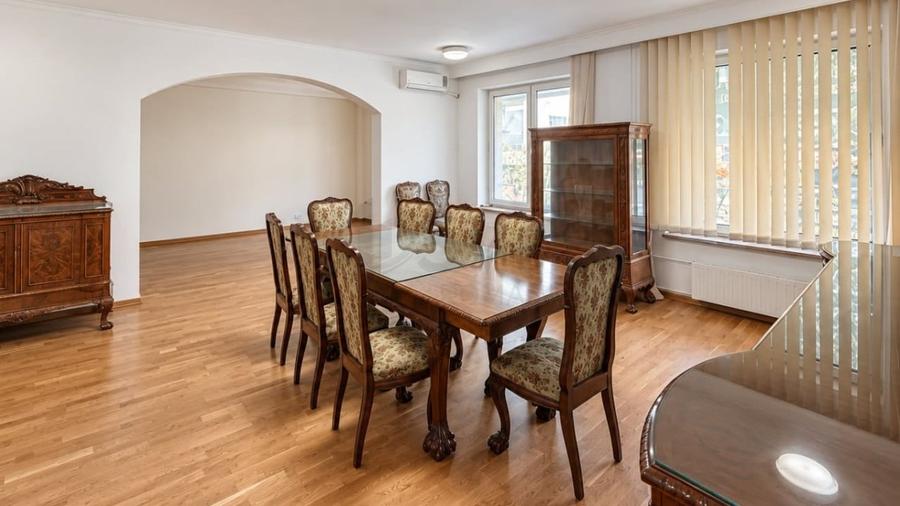Apartament cu 8 camere decomandat în Kiseleff