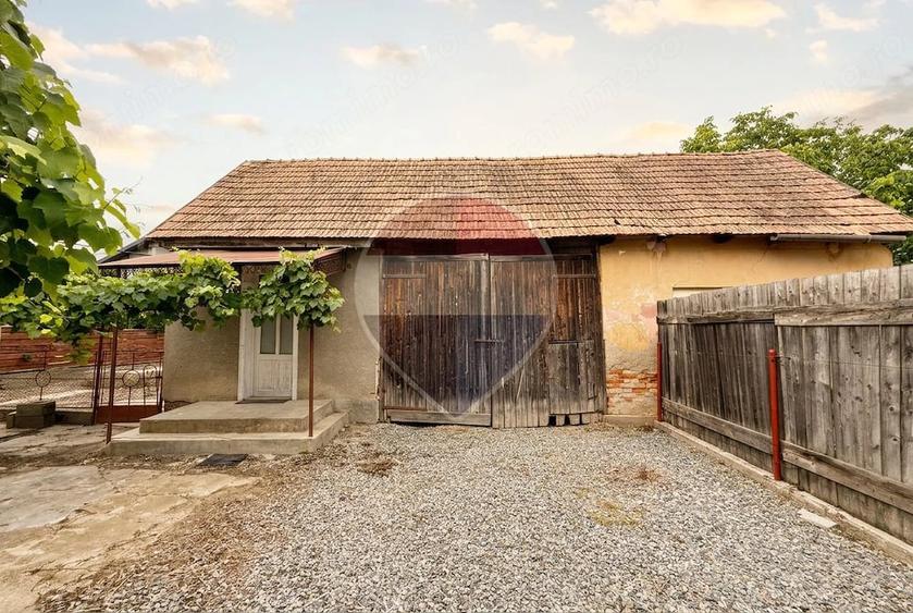 Casă cu Teren 1330 Mp în Central