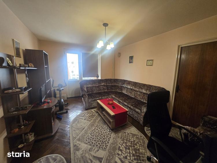 Apartament cu 3 camere decomandat în Far