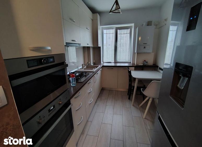 Apartament cu 3 camere semidecomandat în Podu Roș