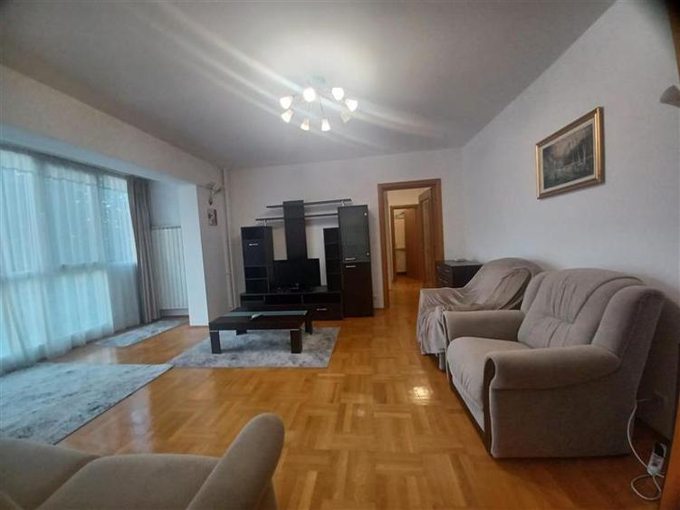 Apartament cu 3 camere nedecomandat, mobilat în Tineretului