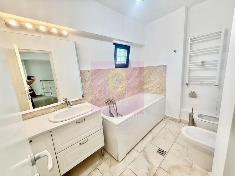 Apartament cu 4 camere decomandat, mobilat în P-ța Unirii