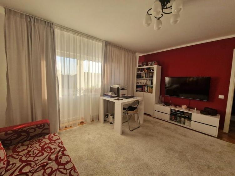 Apartament cu 3 camere decomandat, mobilat în Aradului