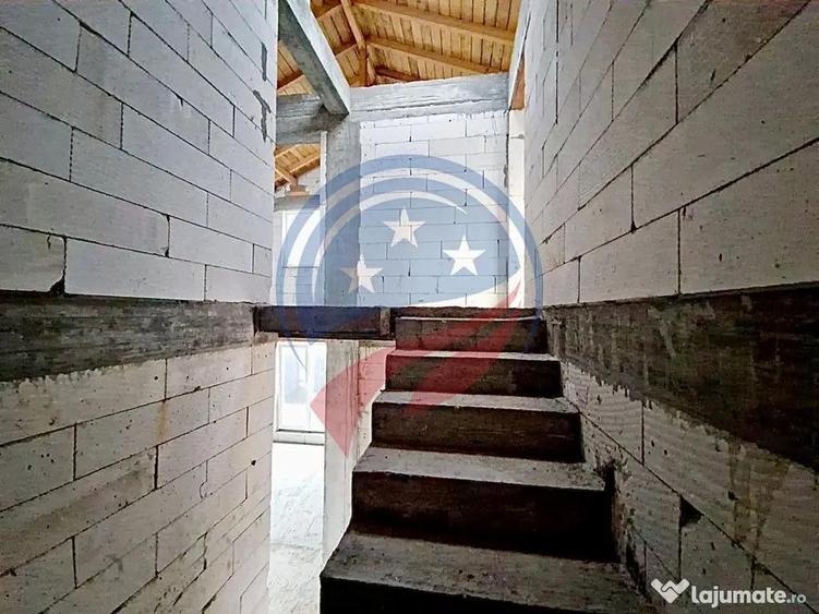 Casă cu 7 camere cu Teren 500 Mp în Central