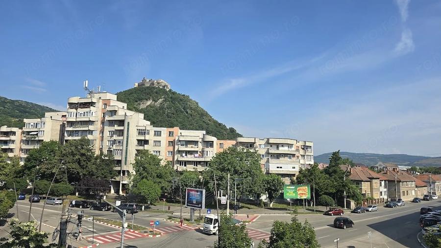 Apartament cu 4 camere semidecomandat în Decebal