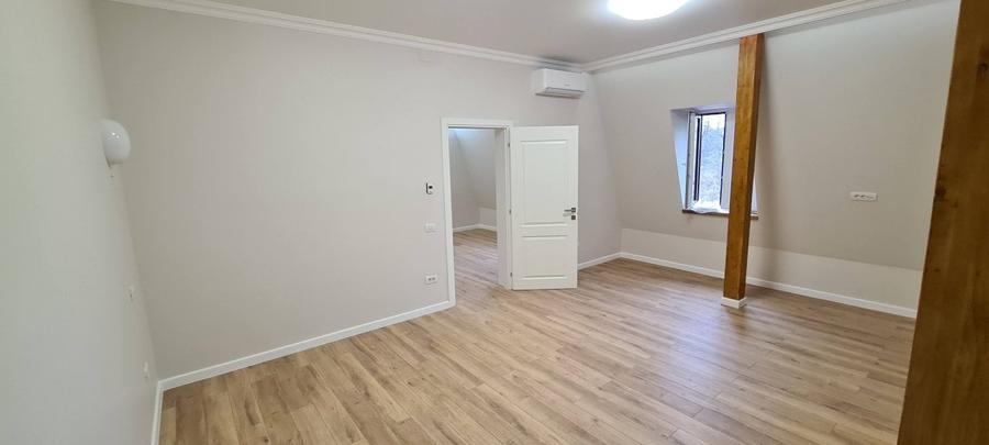Apartament cu 4 camere semidecomandat, mobilat în Calea Victoriei