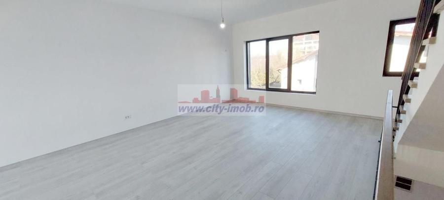 Casă individuală cu 4 camere decomandat cu Canalizare în Ostratu