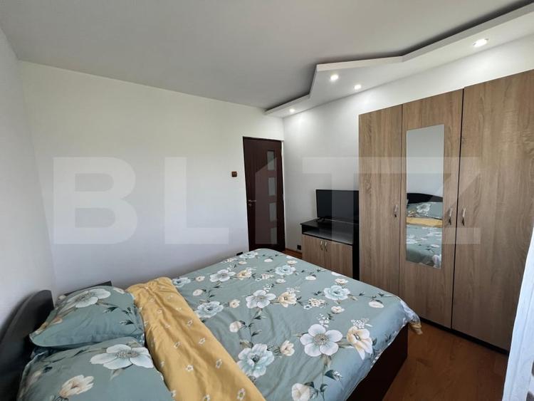 Apartament cu 3 camere semidecomandat, mobilat în Craiovița Nouă