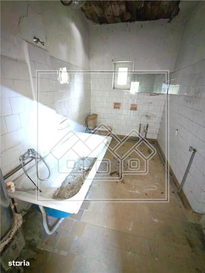 Casă cu 4 camere cu Canalizare în Trei Stejari