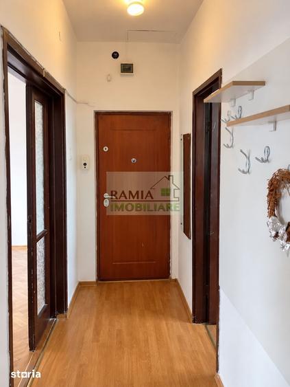 Apartament cu 2 camere decomandat în Tractorul