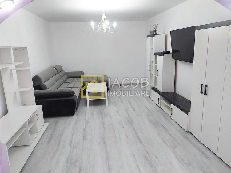 Apartament cu 3 camere decomandat în Republicii