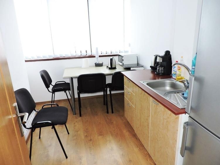 Casă individuală cu 15 camere cu Canalizare în Zorilor
