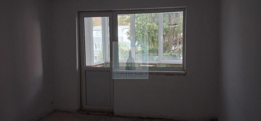 Apartament cu 3 camere semidecomandat în Astra