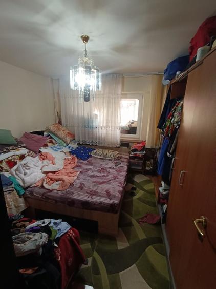 Apartament cu 4 camere decomandat în Sărari