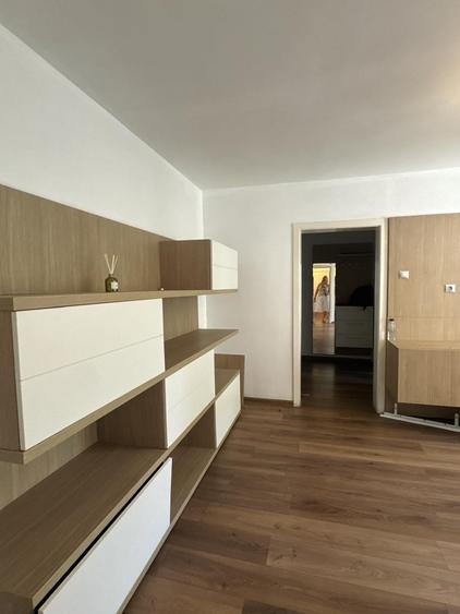 Apartament cu 3 camere semidecomandat în Titan