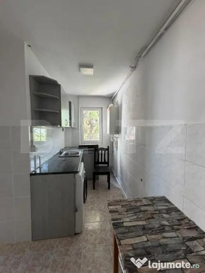 Apartament cu 3 camere semidecomandat în Dâmbu Pietros