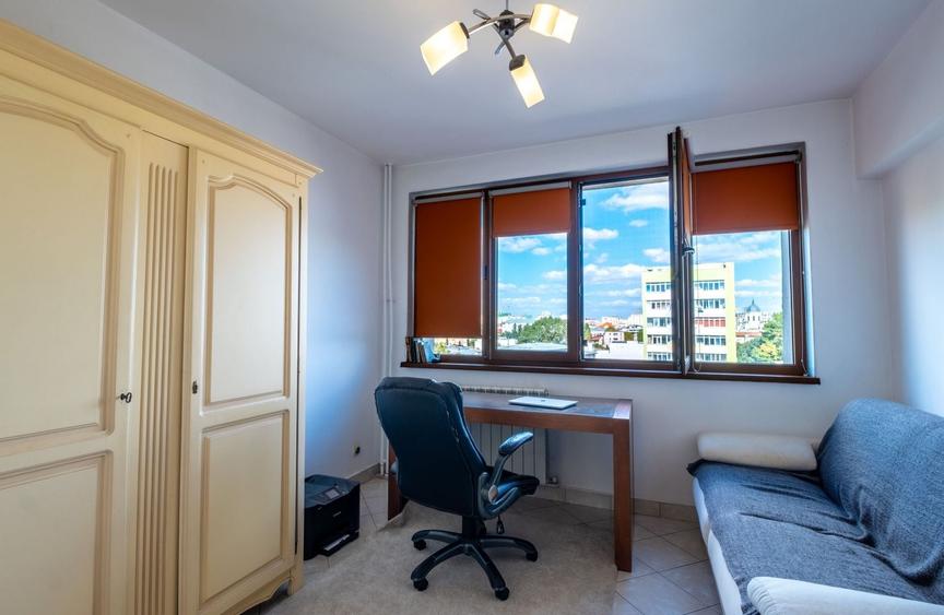 Apartament cu 3 camere semidecomandat, mobilat în P-ța Unirii