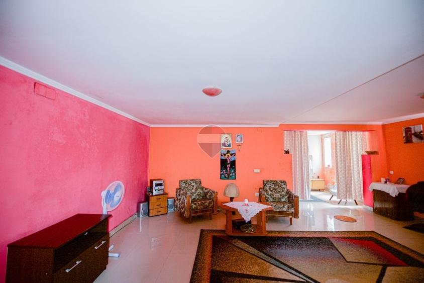 Casă individuală cu 5 camere cu Teren 490 Mp în Central
