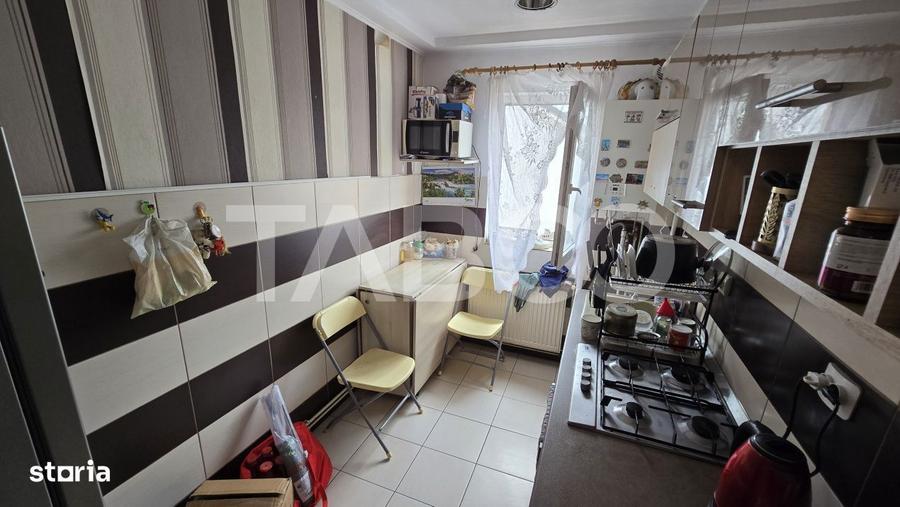 Apartament cu 3 camere semidecomandat, mobilat în Lazaret